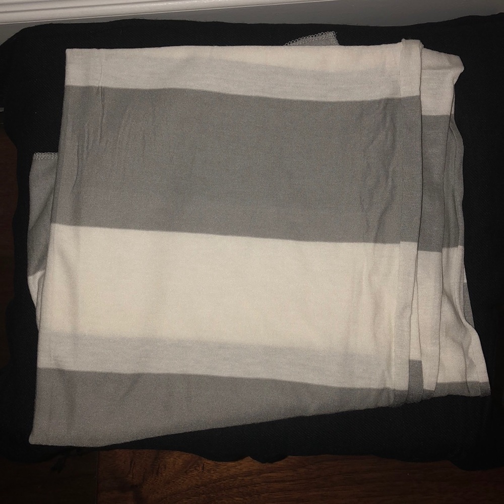 never worn gray and white scarf